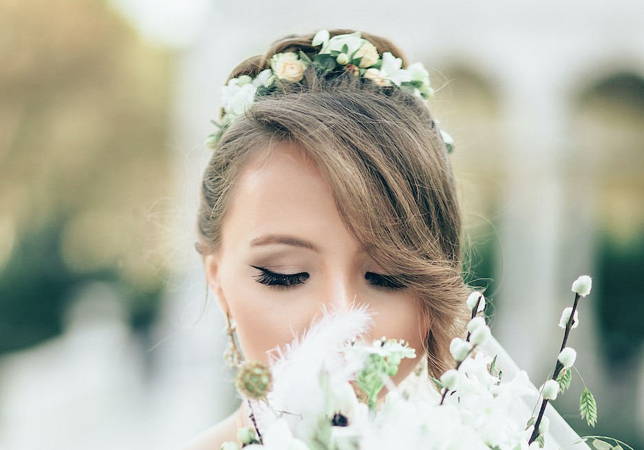A Guide to Finding the Perfect Bridal Accessories. Desktop Image